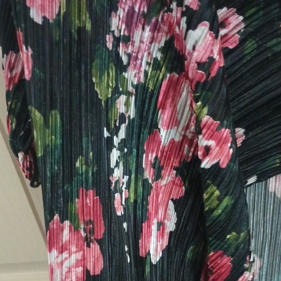 LuLaRoe Floral Cardigan with Pink and Green Accents S Georgous Spring Summer🌹 - Picture 3 of 3